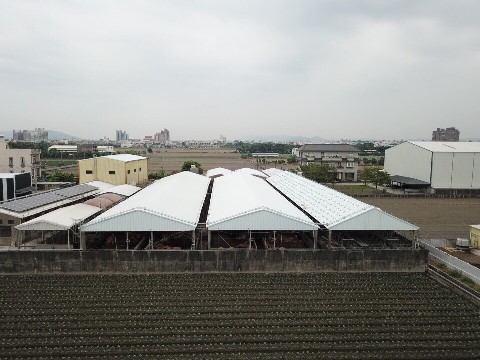 工程實績12-龍冠牧場（搭配太陽能）-採用雙層中空PVC塑鋼浪板